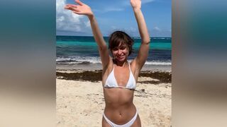 Riley Reid Onlyfans juicy mom shakes her ass