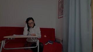 Aiko_Moe chick chats in fries