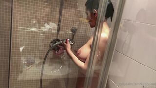 Kira Queen Onlyfans juicy babe striptease dances