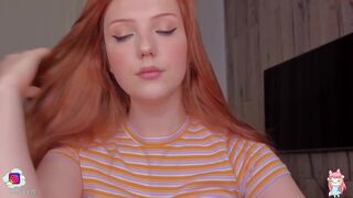 ollwen mature chick pulls pussy