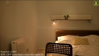 browniezuza fingering her pussy