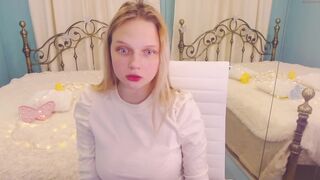 sweeet_baby busty slut fucks pussy in the shower