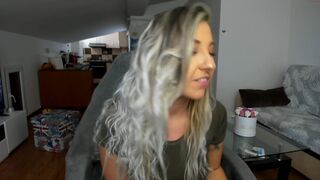 roberta_amy busty chick shows her charms