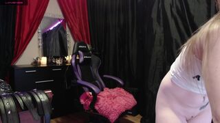 femalesextoy fat chick fucks cunt with phallus