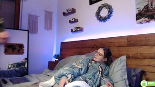 evesoasisxxx red-haired bitch jerks off pussy with sex toy