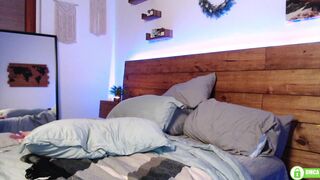 evesoasisxxx Hot Asian girl passionately jerks off her hairy pussy