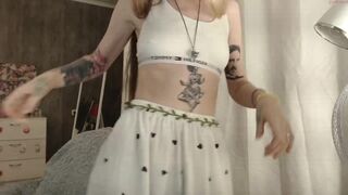 bella_vampir sexy mare caresses hairy cunt