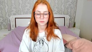 leona_golden beauty pulls the clitoris with a vibrator