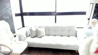 ashlyeroberts1 mature confused masturbates shaved pussy