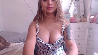 alicia_grey18 gorgeous beast jumping on a dildo