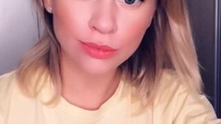 julia_unicorn gorgeous girl masturbates cunt