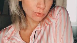 julia_unicorn naughty slut fucks pussy
