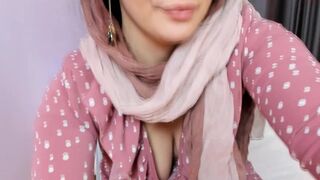 moroccan_diamond gorgeous chick jerks off her pussy with phallus