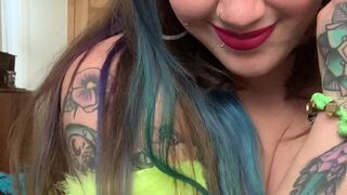 lindseyjenningz slim bitch jerks off with sex toys