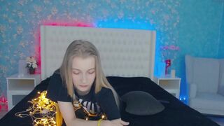 lily_you_shy_babe shy harlot fingering pussy in the shower