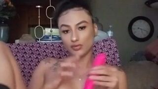 kinky_candy beautiful woman in black clearly jerks off her vagina