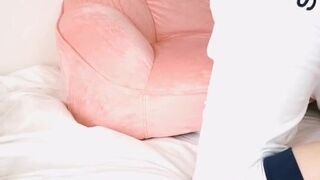 hitomi_official in oil shows a graceful body