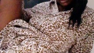 fineassbina to the cute chick rubs her clit