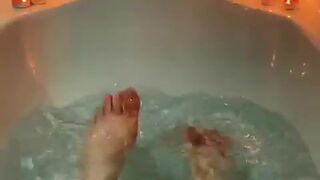 Chessie pretty girl fucks her cap