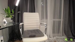 leraooook plump bitch massages nipples