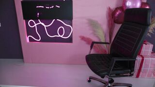 nendaranel naughty bitch fucks pussy