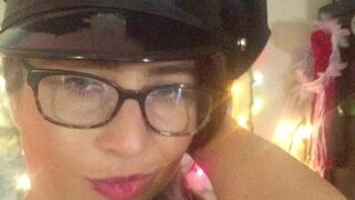 sexyserenab to the cute chick rubs her clit