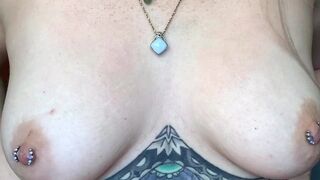 gabbbangable dick shows off her shaved cunt