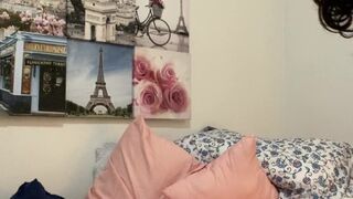 annamariawny busty bitch fucks her shaved pussy