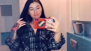 xmishacrossx gets squirt