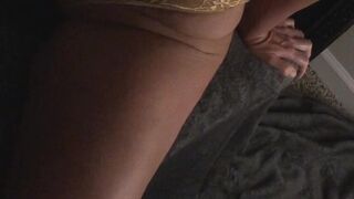 deedeesecretfreak black-haired beauty pulls sex lips