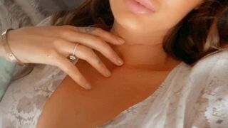 evelynuncovered onlyfans cute babe strips and jerks off shaved holes