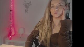 onlysmurfette teen slut gently jerks her pussy