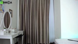 nika_lodge naughty babe fucks vagina sex toy