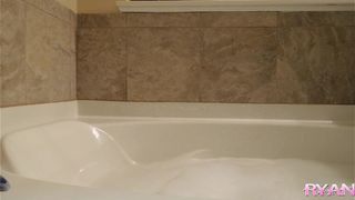 ryanxoxo beauty fucks her holes with dildos