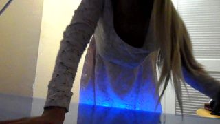 Tanning pretty babe fucks herself