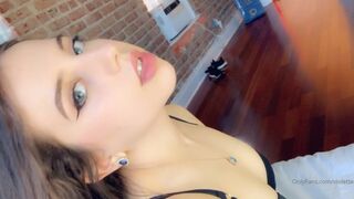 Princess Violette hot young lady is fucking pussy