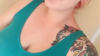 mamaplugs naughty slut fucks anus phallus