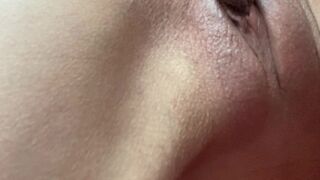 candyrush cute girl fingering pussy with vibrator