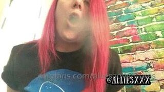 alliesadventures plump brunette masturbating pussy with her hand