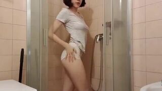 Elles club sexy chick masturbates shaved pussy