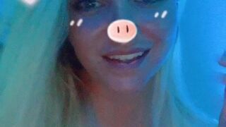 harlilotts Cute woman fucks without taking off her panties