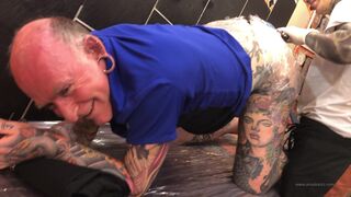 anuskatzz nude chick posing on the couch