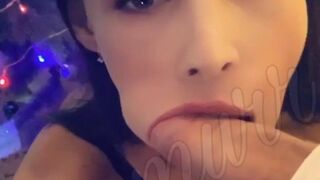 fiamurrph spread her legs and caresses herself