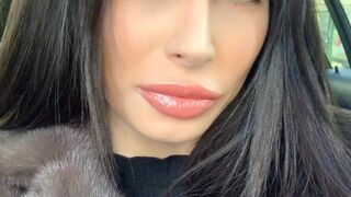 fiamurrph cute young lady shows off beautiful tits