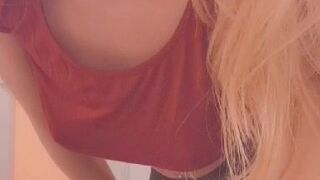 evaveil Solo caress of a cute lady