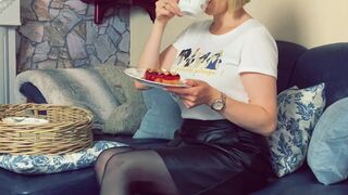 catrice beauty in stockings fucks with phallus