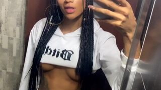 Laura_Saenz OnlyFans sweetlaurasaenz   a bitch eating a banana