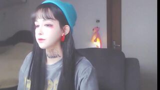 cute_dami sweet chick fucks both holes