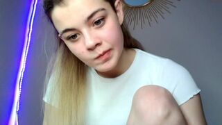 crazydaisy_ cute chick jerking her pussy with a phallus