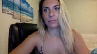 ariannakartel slutty bitch masturbates pussy